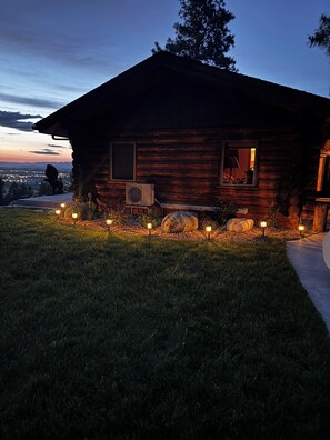 Property grounds - Charming 3 bedroom Log cabin with WiFi in Kalispell (Kalispell)