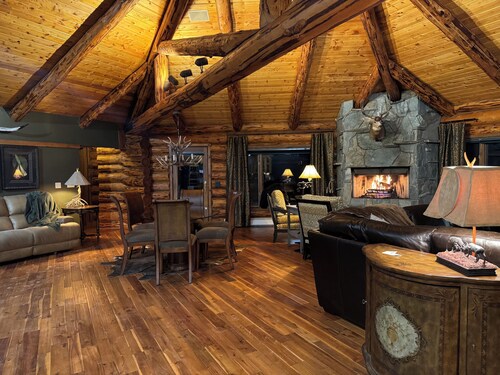 Charming 3 bedroom Log cabin with WiFi in Kalispell