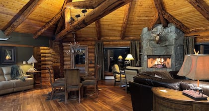 Charming 3 bedroom Log cabin with WiFi in Kalispell