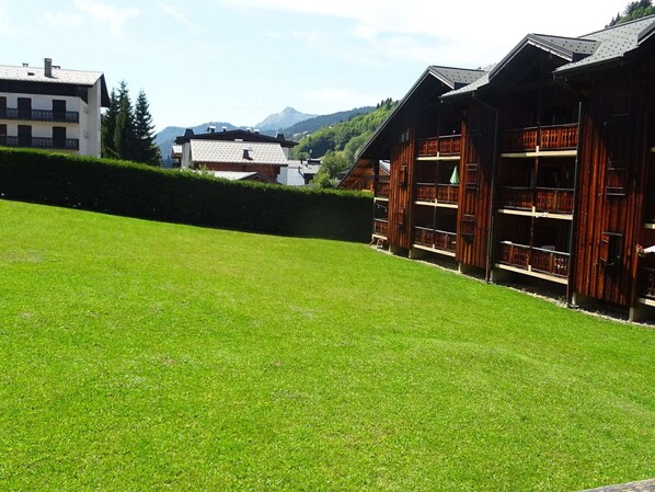 Property grounds - Cozy 2-Room + Cabin, 5 Guests, Central Location, Garage, Near Shops & Slopes in Les Gets (Les Gets)