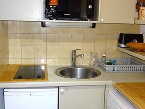 Réfrigérateur, micro-ondes, plaque de cuisson, lave-vaisselle