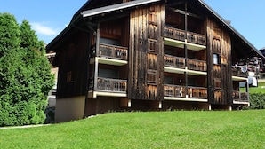Un edifici de fusta de diversos pisos amb balcons, probablement un hotel o casa d'hòsties.