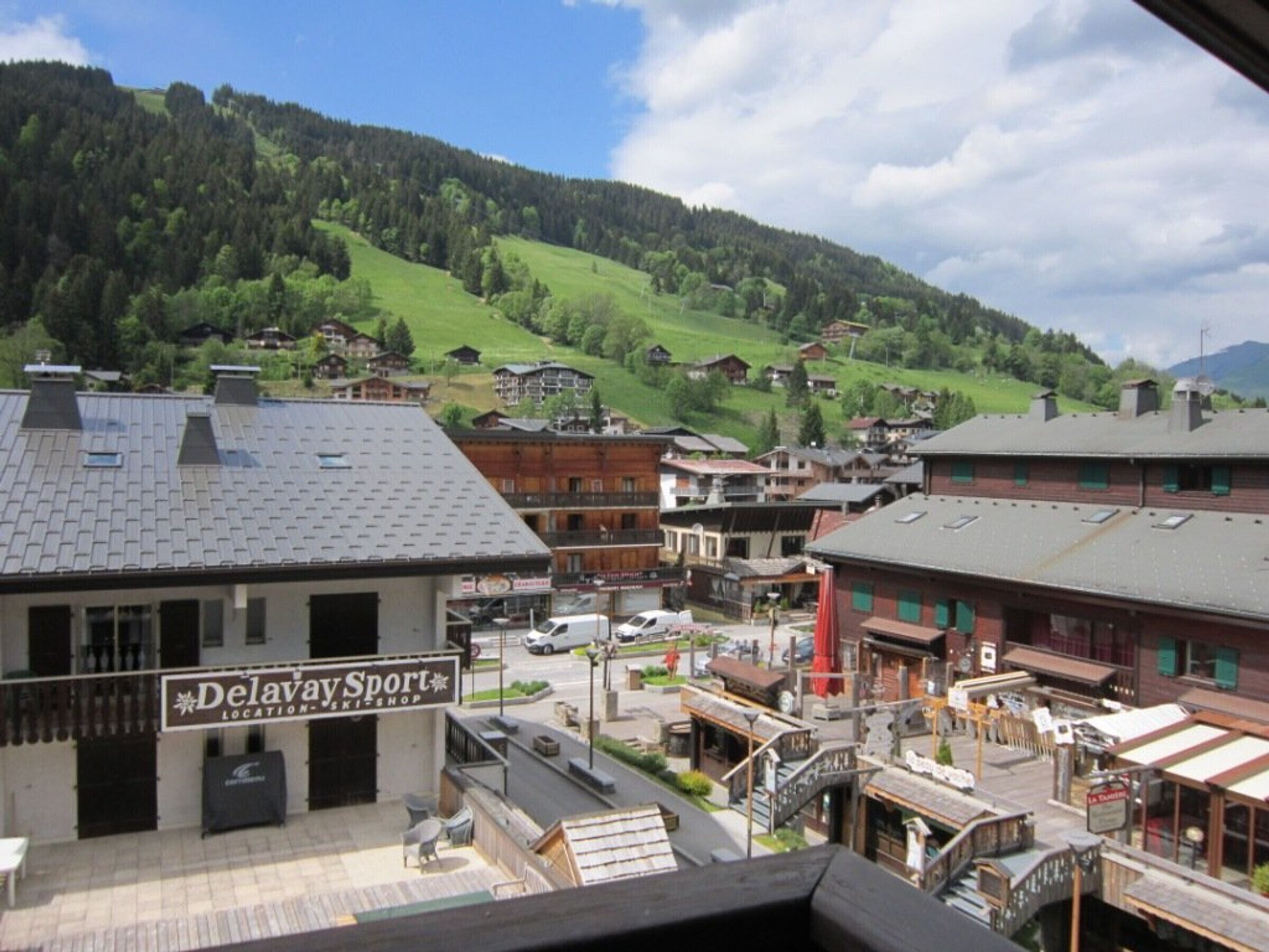 Eine Stadt mit einem markanten Gebäude, auf dem „Delavay Sport Location & Shop“ steht.