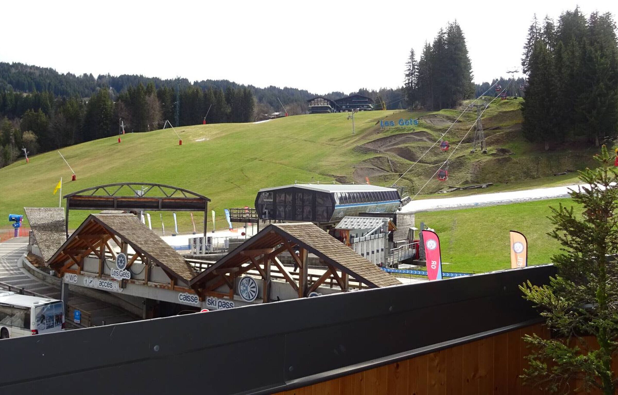 Une station de ski équipée d'une télécabine, de remontées mécaniques et d'un télésiège.