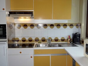 Réfrigérateur, micro-ondes, plaque de cuisson, cafetiÚre/bouilloire