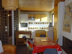Réfrigérateur, micro-ondes, plaque de cuisson, cafetiÚre/bouilloire