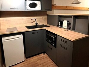 ثلاجة، ميكروويف، موقد طهي مسطح، ماكينة لصنع القهوة/الشاي