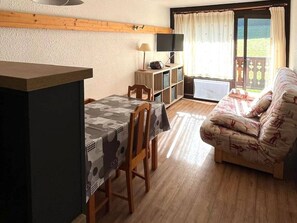 TV - Cozy Studio Cabin in Les Gets - Sleeps 4 - Central Location - Garage Included (Les Gets)