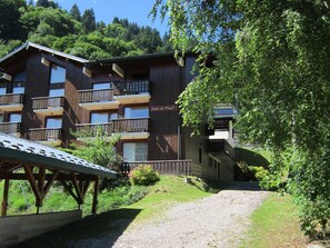 Exterior - Charming 2-Room Apt for 4, Sunny Terrace, WiFi, 250m to Shops and Slopes (Les Gets)