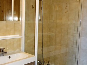 Bathroom - Charming 2-Room Apt for 4, Sunny Terrace, WiFi, 250m to Shops and Slopes (Les Gets)