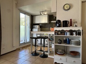 Frigorífico, microondas, horno y placa de cocina