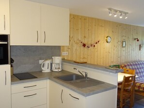 Réfrigérateur, micro-ondes, plaque de cuisson, lave-vaisselle
