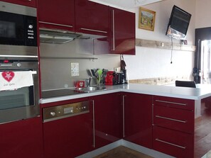 Micro-ondes, plaque de cuisson, lave-vaisselle, cafetiĂšre/bouilloire