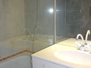 Towels - 4-Room Duplex, 8 ppl, comfortable, central street, garage, south-facing (Les Gets)