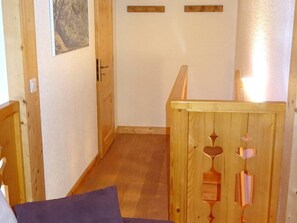 Interior - 4-Room Duplex, 8 ppl, comfortable, central street, garage, south-facing (Les Gets)