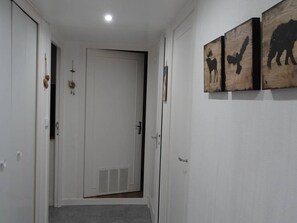 Interior - Cozy 2BR Apartment for 6 - Ski-In/Ski-Out, WiFi, Near Shops, 250m to Center (Les Gets)