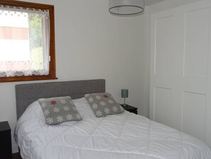 2 bedrooms, travel cot, free WiFi - Cozy 2BR Apartment for 6 - Ski-In/Ski-Out, WiFi, Near Shops, 250m to Center (Les Gets)