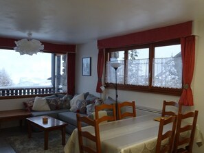 TV, fireplace - Cozy 2BR Apartment for 6 - Ski-In/Ski-Out, WiFi, Near Shops, 250m to Center (Les Gets)