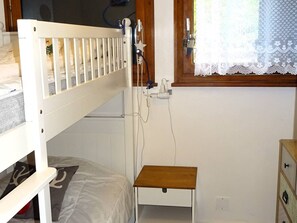 2 bedrooms, travel cot, free WiFi