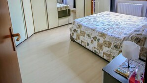 Room - Apartment Binario 3, in Mariano Comense, WiFi. 20 meters from Northern Station. (Mariano Comense)