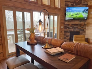 Televisión y chimenea