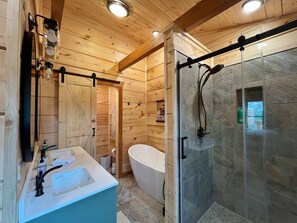 Dusj, hårføner og håndklær