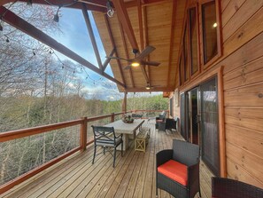 Outdoor dining - Trail Run Inn | RRG | Gorgeous Views (Rogers)