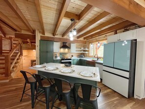 冷蔵庫、電子レンジ、オーブン、コンロ