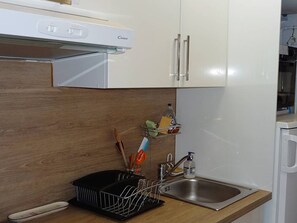 Réfrigérateur, plaque de cuisson, lave-vaisselle, cafetière/bouilloire