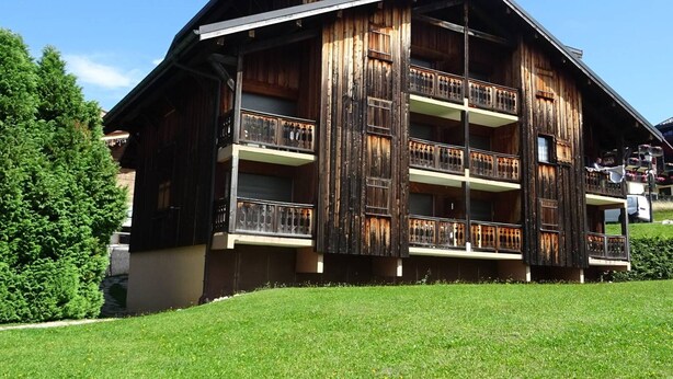 Un edificio de madera de varios pisos con balcones, probablemente un hotel o casa de huéspedes.