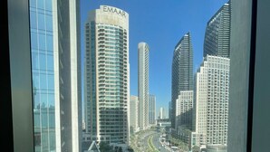 Une vue sur un paysage urbain avec des immeubles modernes de grande hauteur, dont l’un est identifié par le nom « EMAAR ».
