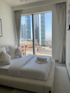 Appartamento familiare, balcone, vista città | 2 camere, una cassaforte in camera, tende oscuranti, ferro/asse da stiro