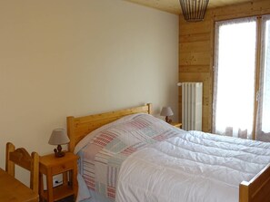 2 bedrooms, free WiFi - Modern 2-Bed Ski Apartment, Central Location, WiFi, Garage, Sleeps 6 (Les Gets)