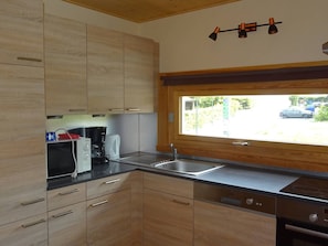 Cafetera y tetera, refrigerador, microondas y horno 