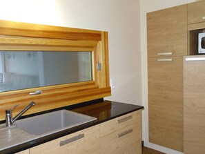 Een koelkast, een microgolfoven, een oven, een kookplaat