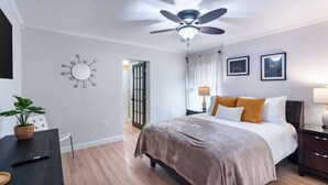 3 bedrooms, iron/ironing board, free WiFi, bed sheets - Family Retreat with Pool, Fenced Yard, AC (Grand Island)
