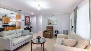 Smart-tv, een open haard en boeken