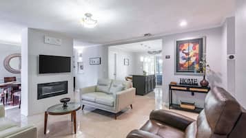 Smart-tv, een open haard en boeken