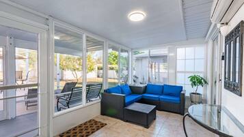 Una Smart TV, una chimenea, libros