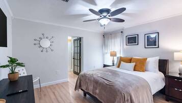 3 slaapkamers, een strijkplank/strijkijzer, gratis wifi, beddengoed