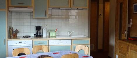 Four, plaque de cuisson, lave-vaisselle, cafetière/bouilloire