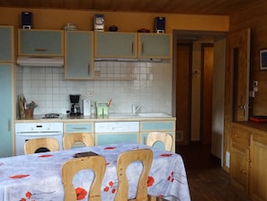 Fogão, cooktop, lava-louças, cafeteira/chaleira