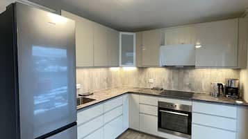 Comfort Cabin | Private kitchen | Fridge, oven, stovetop, dishwasher
