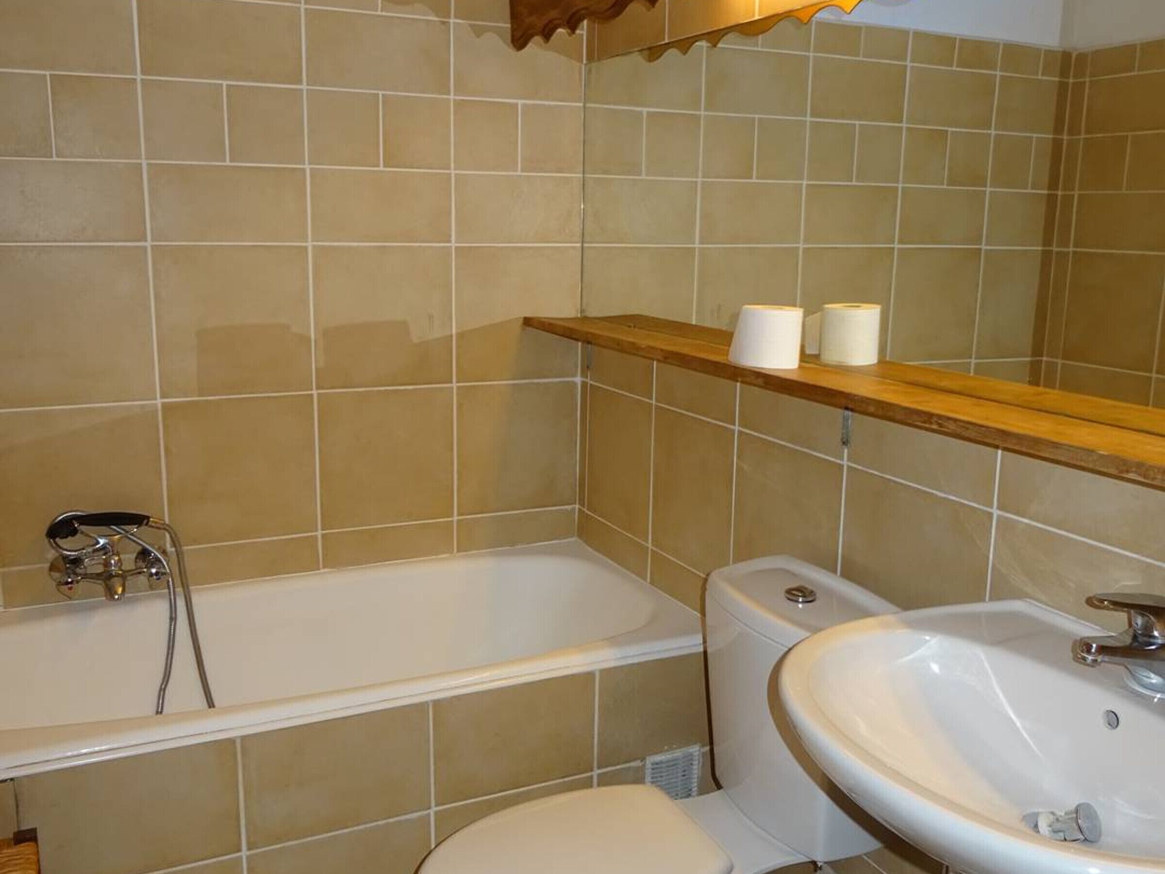 Un baño con bañera, inodoro y lavabo.