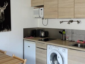 Réfrigérateur, micro-ondes, plaque de cuisson, cafetière/bouilloire