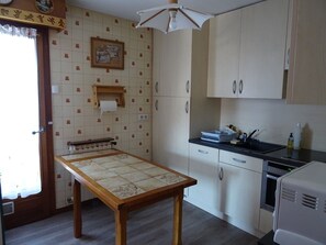 Réfrigérateur, micro-ondes, plaque de cuisson, lave-vaisselle