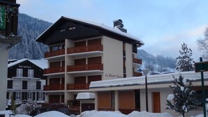 A multi-story hotel with balconies and a sign reading "Le Mont Calu". - Cozy 2-Room Apartment for 5, South-Facing Balcony, Near Shops and Slopes, Garage Included (Les Gets)