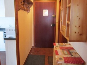 Interior - Cozy 2-Room Apartment for 5, South-Facing Balcony, Near Shops and Slopes, Garage Included (Les Gets)