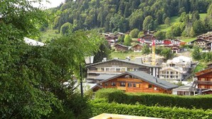 A mountain village with traditional wooden houses, a ski lift, and lush greenery. - Les Gets - Duplex 5 rooms, 10 pers, near slopes, terrace, parking (Les Gets)