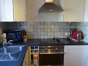 Geladeira, micro-ondas, fogão, cooktop